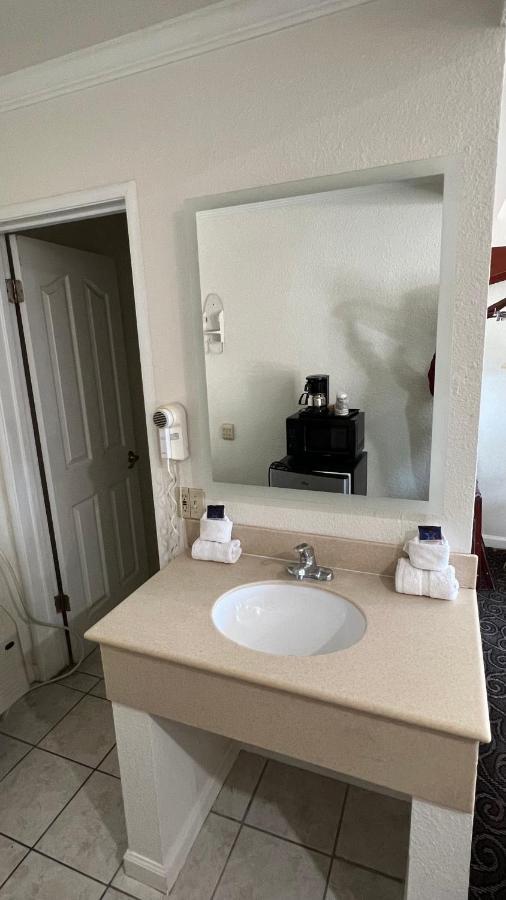 Americas Best Value Inn הנפורד מראה חיצוני תמונה